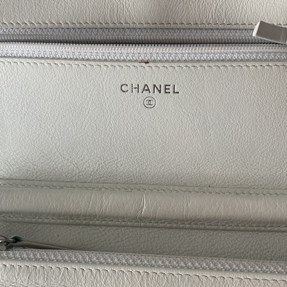 Chanel wallet on chain , used ,white ,with silver hardware - Picture 5 of 7